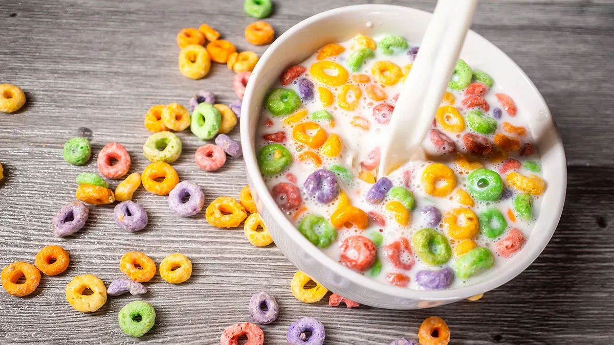 超加工食品是工業化生產的食品，通常價格低廉、方便食用，而且非常美味，因此成為許多人餐桌上的主要食物。但這樣的食物通常營養價值低，且含有多種食品添加物，長期攝取可對健康造成影響。