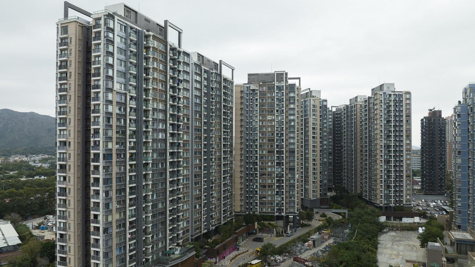 元朗溱柏兩房半戶連天台，以555萬元易主，造價較12年前一手價帳升72萬元。