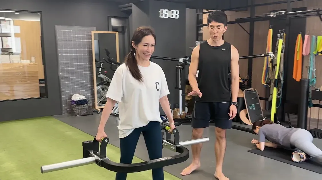 蕭亞軒復健近況曝光　換人工髖關節動5次手術　痛不欲生爆喊