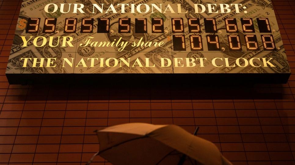 紐約街頭展示的美國國債鐘。(美聯社)