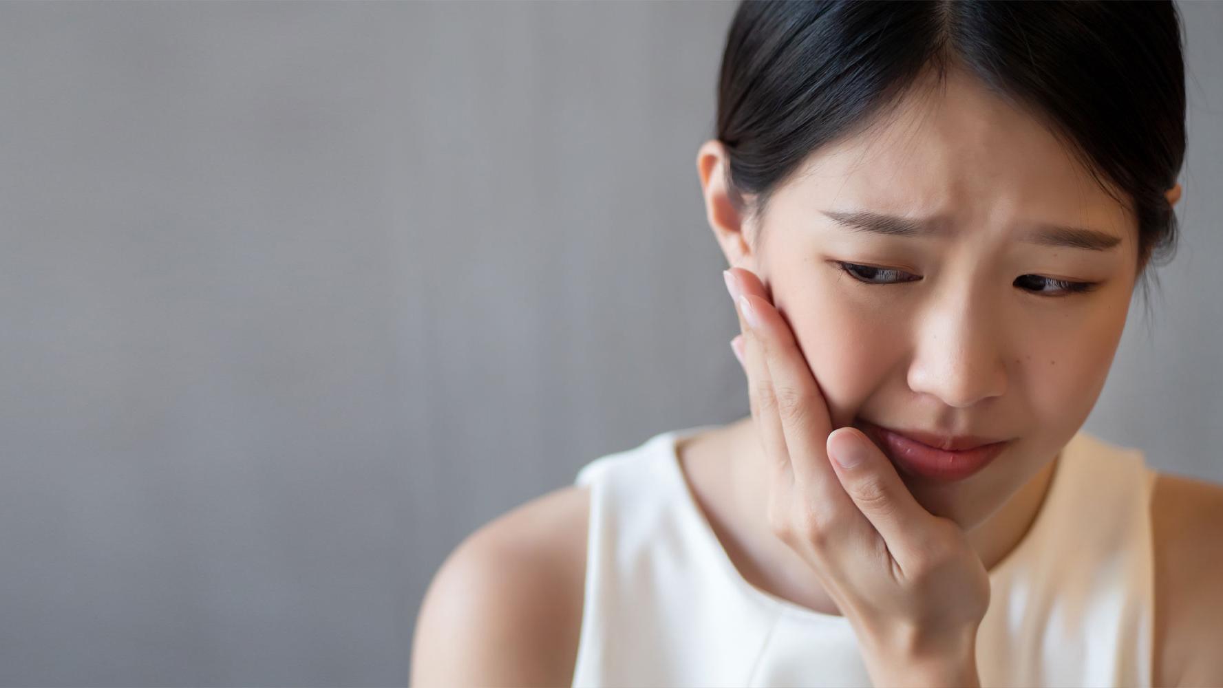 根尖囊腫是因為牙髓腔內部遭細菌入侵，導致牙根尖周圍組織感染而形成，宛如口腔內的未爆彈。