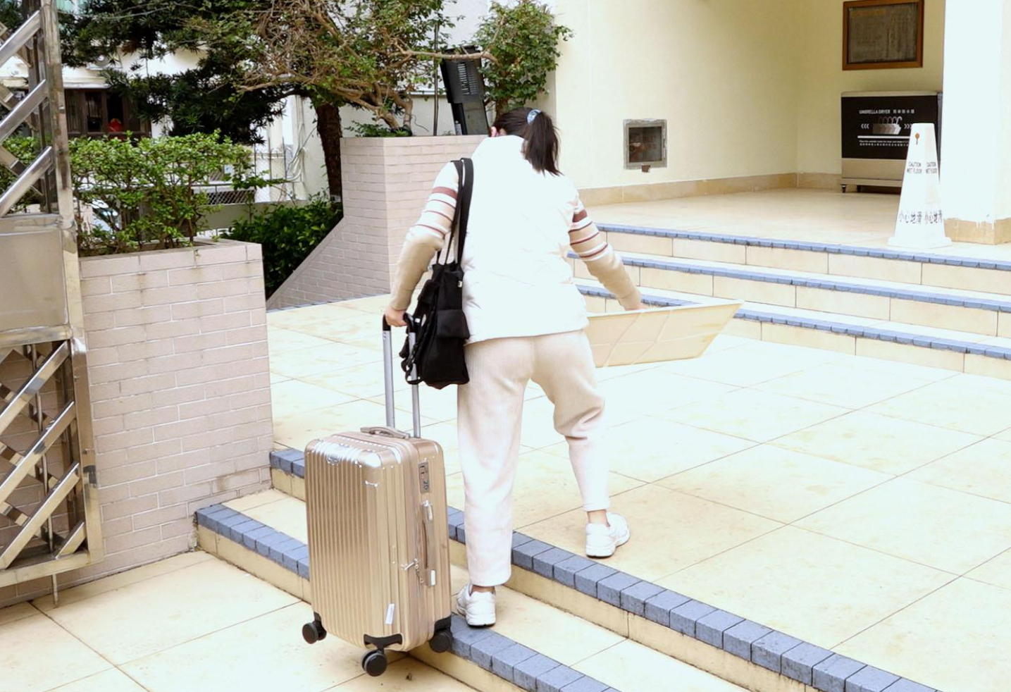 文憑試視覺藝術科今日開考，考生攜帶畫具到考場。（港台圖片）