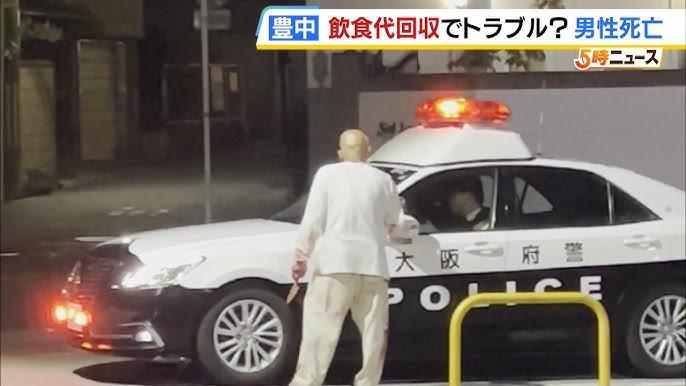 疑兇刺殺食肆老闆後，持刀走上街上。(新聞截圖)