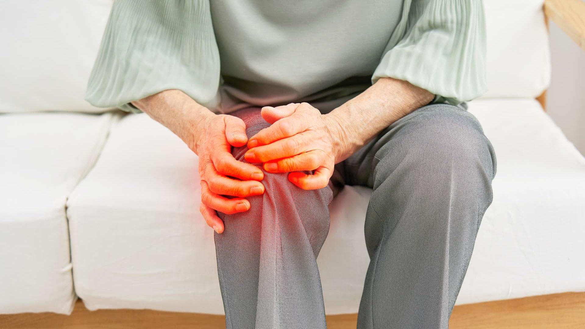 退化性膝關節炎是因為關節軟骨的磨損導致的慢性疾病，常伴隨關節發炎、腫脹與劇烈疼痛，嚴重時將影響行走及日常活動能力。