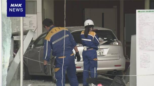 一名80多歲老翁周四開車衝撞千葉縣船橋市一間醫院，導致醫院大門玻璃碎裂，6人受傷。(互聯網)