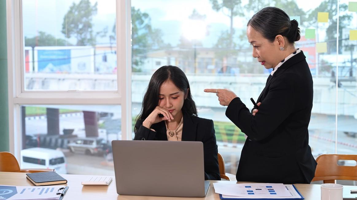 下屬較年長﹗網民呻「遲來先上岸」被針對 打工仔如何應對職場「年齡倒掛」？