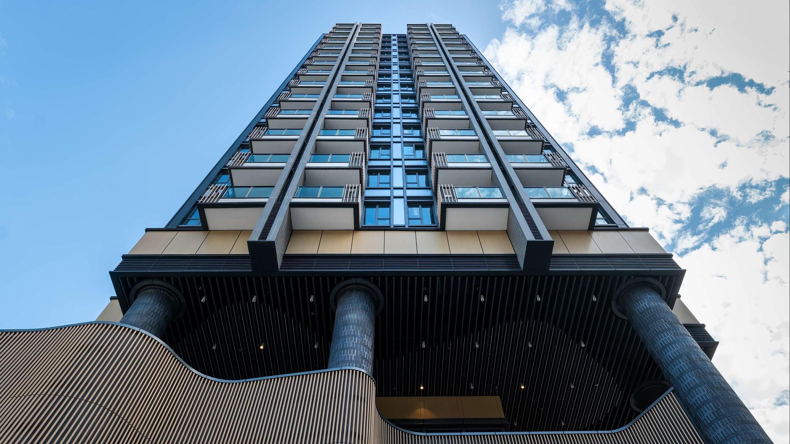 屯門半新單幢樓上嵐一房連租約戶，投資者擲335.5萬元承接，原業主持貨8個月帳賺逾23萬元。