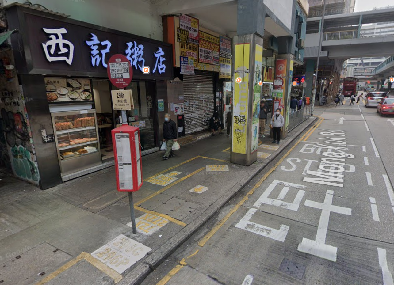 事發於2月21日下午約5時15分，一名72歲老婦在旺角道24號一巴士站被一名陌生男子照面打了一拳並推倒，老婦當即倒地一度昏迷。(GoogleMap資料圖片)