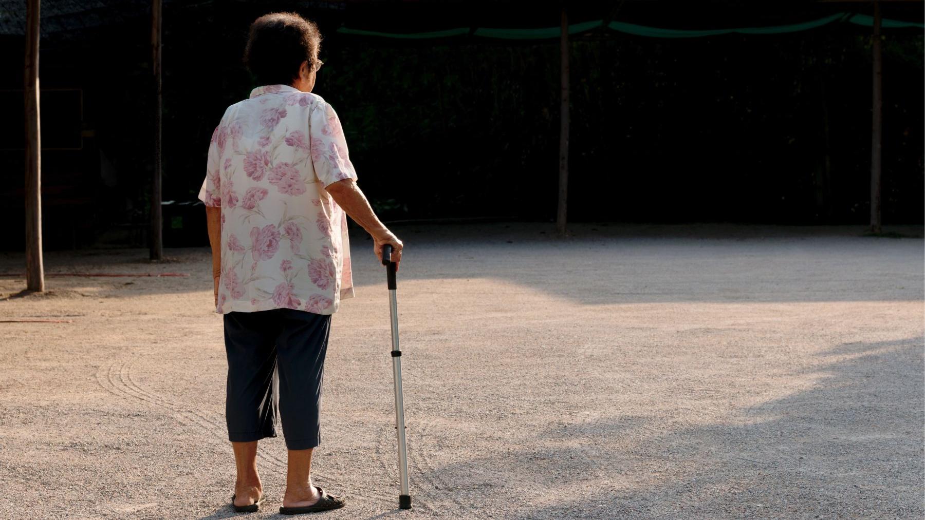 柏金遜症病程中後期可能會出現前傾姿勢、步態不穩等問題，這不僅影響日常活動，還可能增加跌倒的風險。