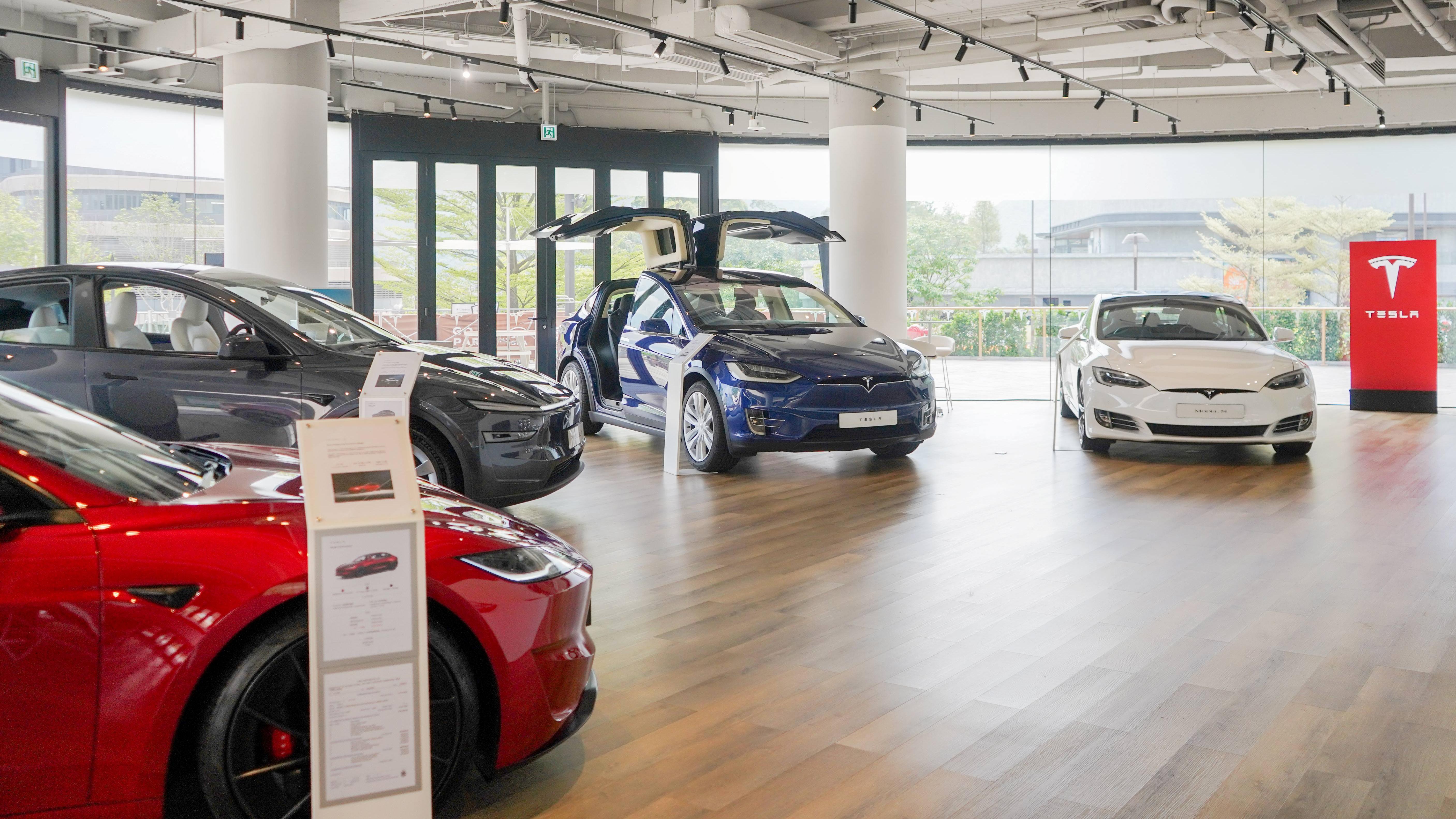 Tesla進駐香港15週年西沙設展　試駕買車送禮、推星鑽黑車色