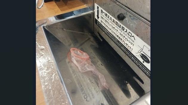日本「藏壽司」分店的碟子回收槽入口有一個已開封的安全套，照片在社交網瘋傳，引發熱議。(互聯網)