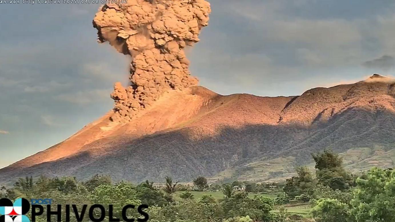 監察鏡頭拍到坎拉翁火山周二清晨爆發的情況。(互聯網)