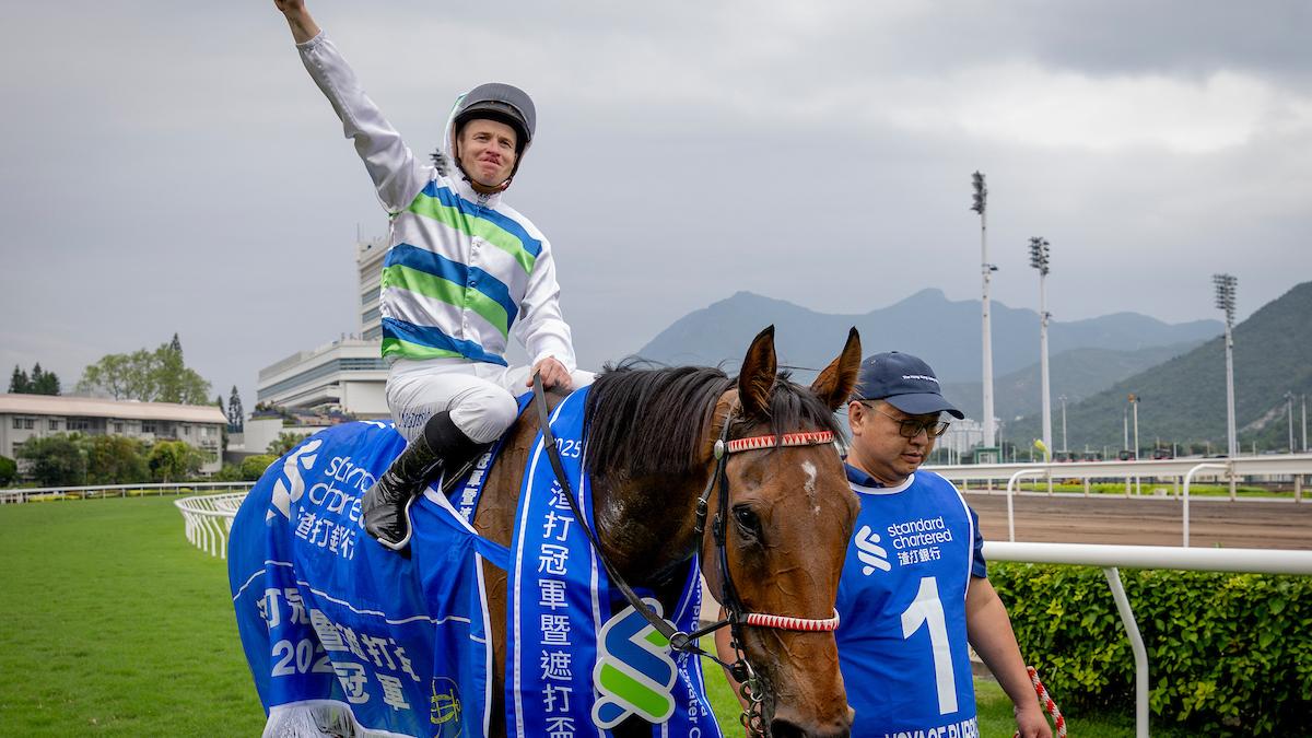 勇奪渣打冠軍暨遮打盃　「遨遊氣泡」成香港賽馬史上第二匹「三冠王」