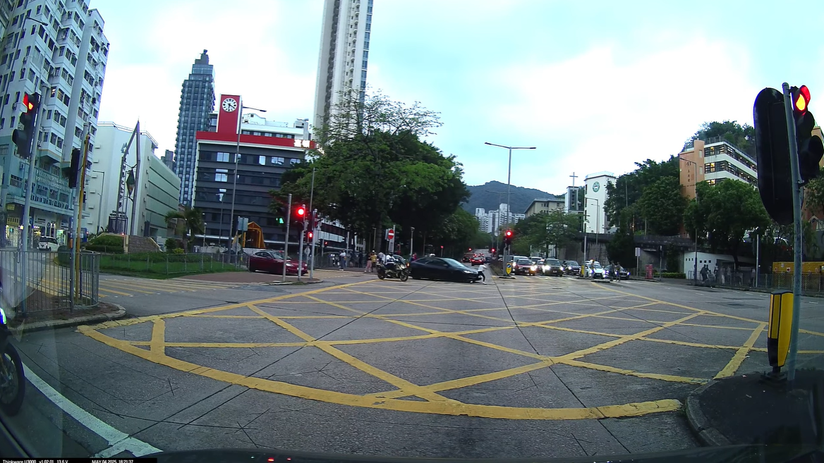 私家車與小女孩發生「輕微碰撞」。(片段截圖)