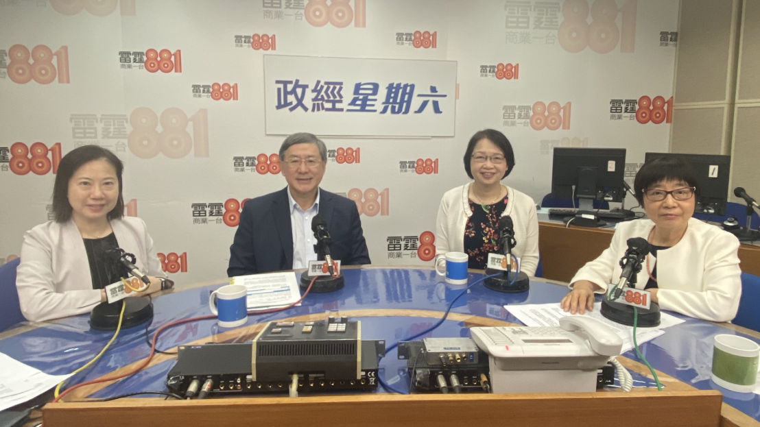 卓永興(左二)相信只要透過不同培訓，為旅客提供導賞服務，紀律部隊博物館會有吸引力