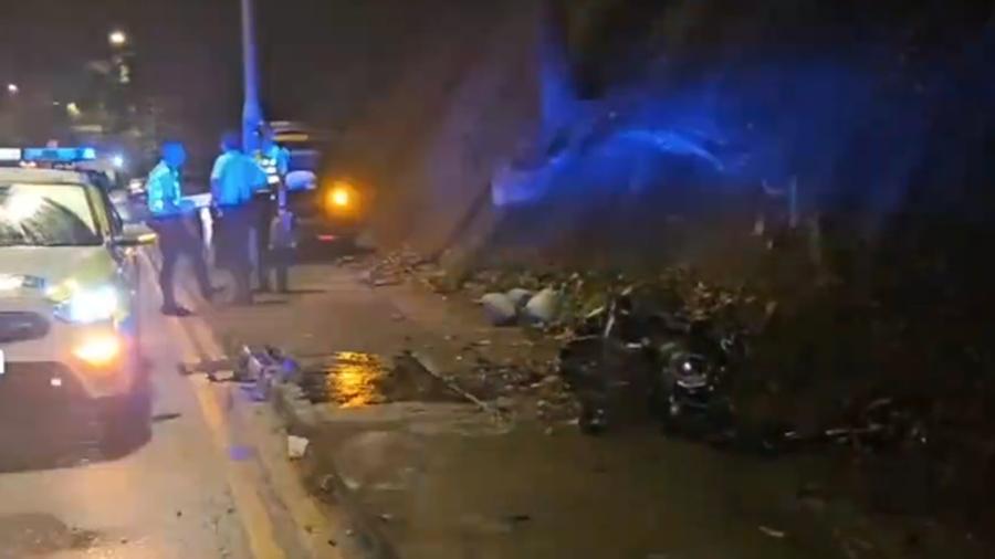 大埔公路Tesla疑越線撼電單車，鐵騎士送院不治。（網上截圖)