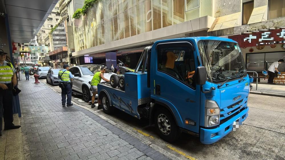 警油尖打擊違泊發逾千張「牛肉乾」拖走10車，今年首4個月共發近8萬張。(警方相片)