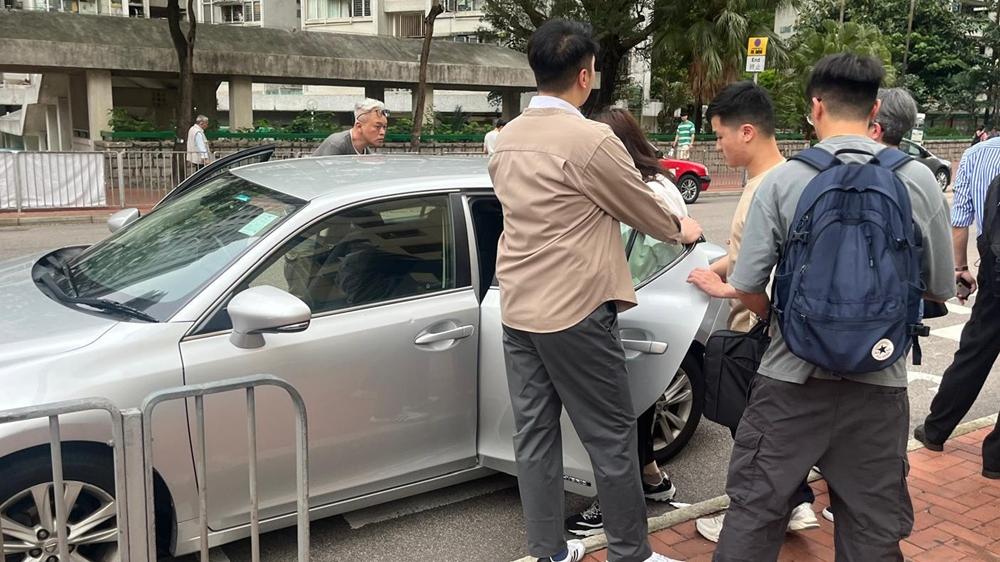 24歲女扮「女兒」一日騙兩長者62萬，食髓知味再出手終落網。(警方相片)