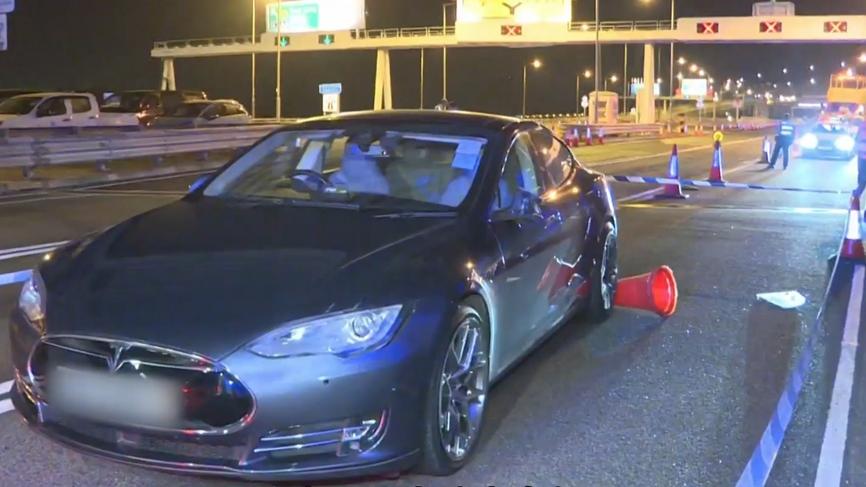 南灣隧道男職員處理壞車封慢線，慘遭Tesla撞飛亡。(有線新聞截圖)