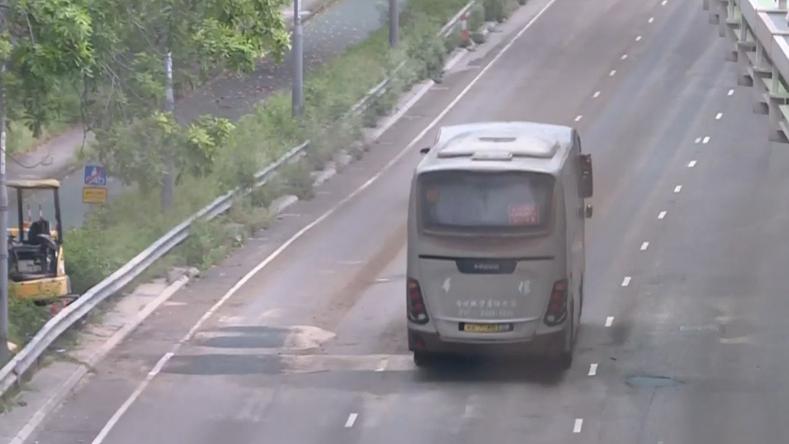 屯門公路爆水管路面修復完成，所有行車線重開。（有線新聞截圖）