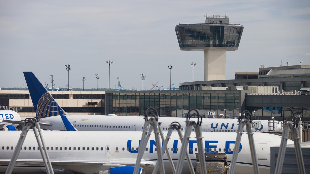 美紐華克機場控制塔與飛機失聯30秒，5航管員嚇到創傷休假。(資料圖片)