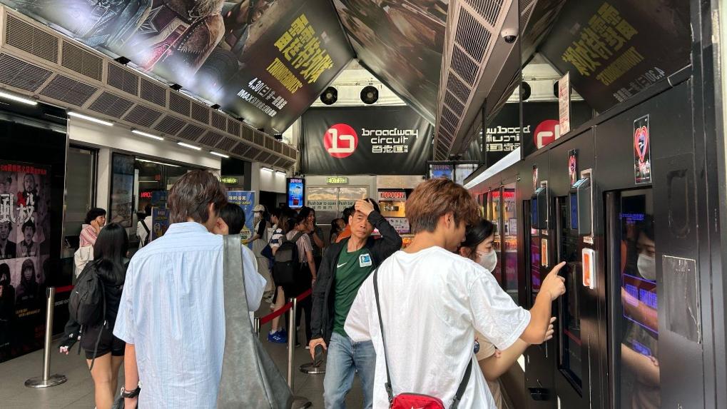 全港戲院日不少市民入場看電影，市民稱票價優惠亦能帶動其他消費。(RTHK)