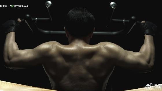 市值逾500億75歲CEO赤膊曬胸肌，代言自家抗老產品引熱議。(微博)