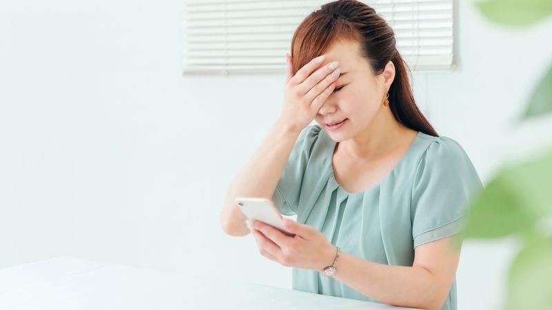 如果出現視野中突然出現的大量「飛蚊症」、某個方向出現閃電閃光、或是眼前的黑幕感，就是視網膜脫落的警號。