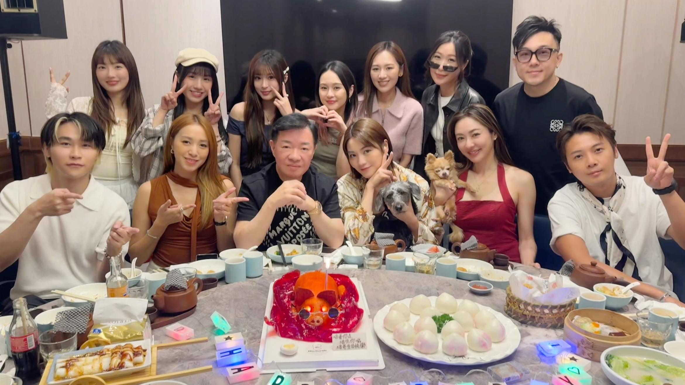 公司一眾藝人賀老闆生日。