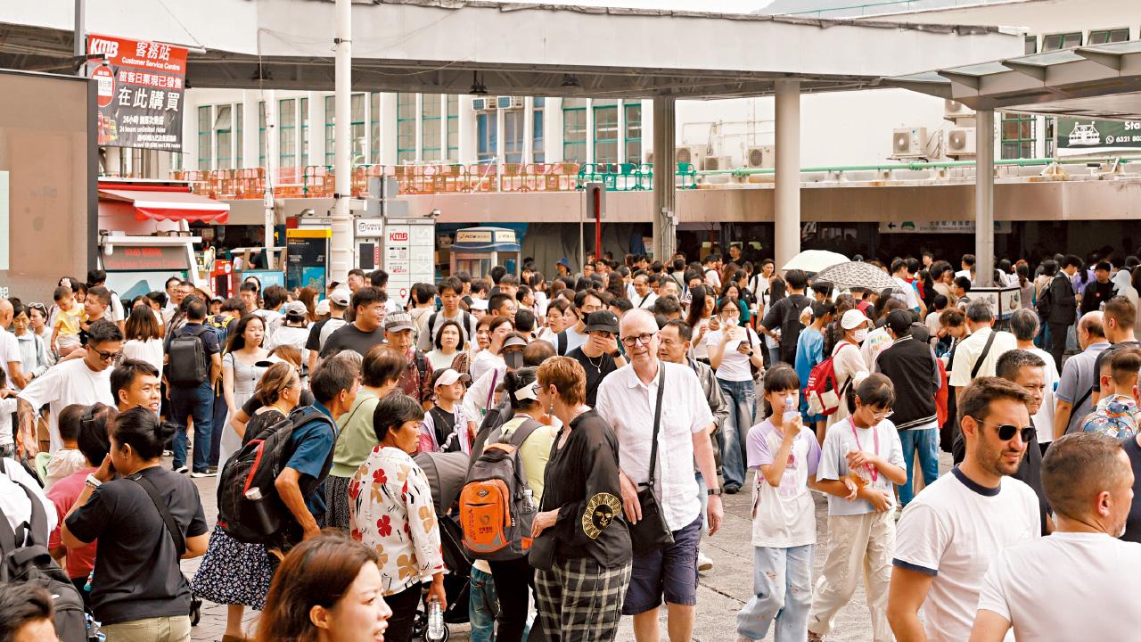 110萬旅客黃金周訪港 業界稱生意有升有跌 「特種兵」快餐店過夜 李家超：非高端也要包容 拓新旅遊服務