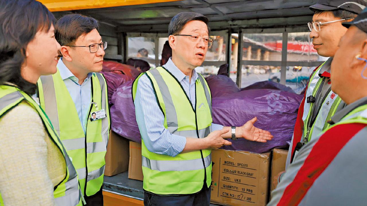 勞動節前夕訪停機坪交流 李家超：打工仔女是重要基礎