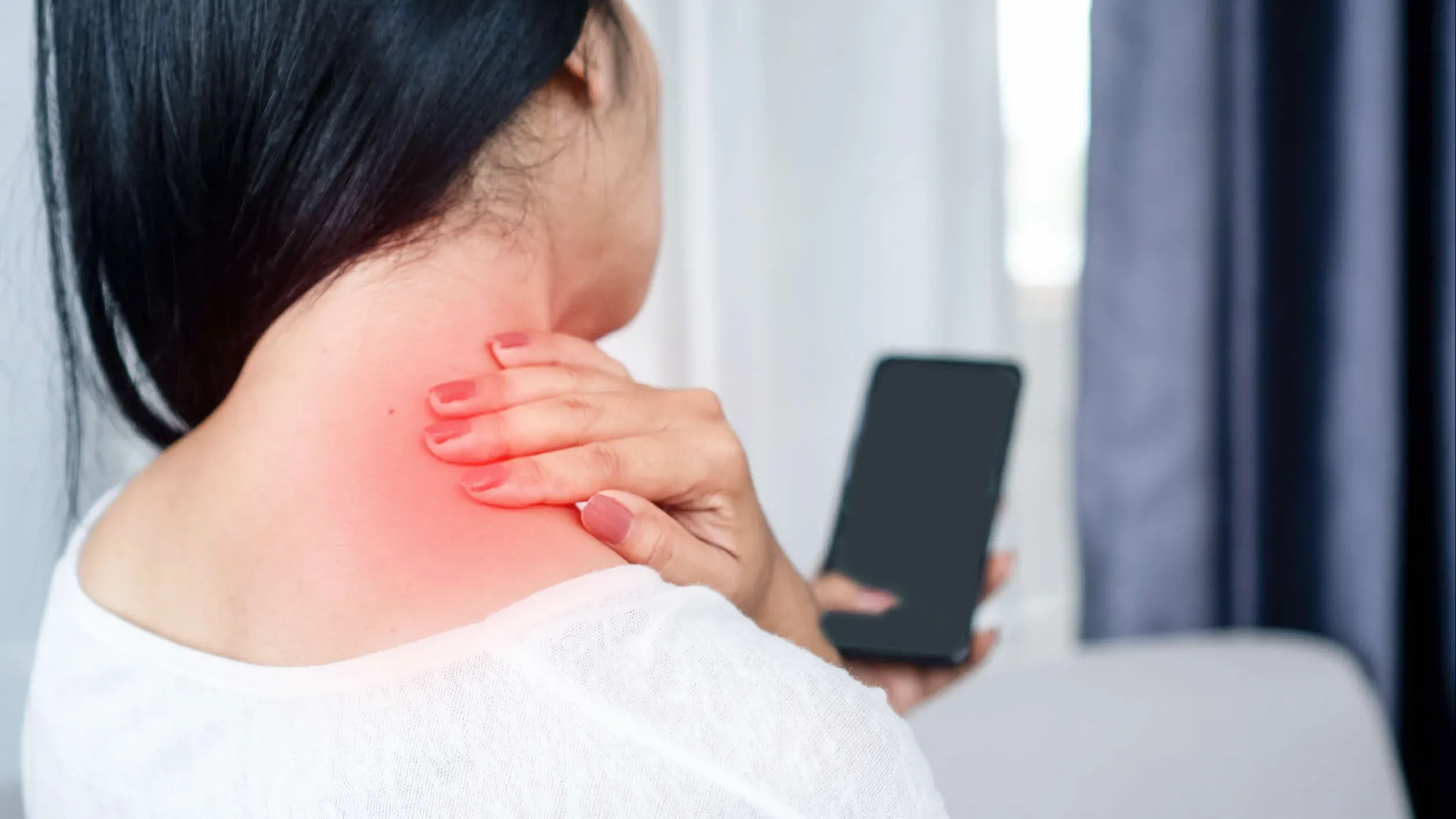 大眾還是得從減少電子產品使用時間、注意姿勢及維持運動習慣等各方面改善，同時加強訓練肌肉力量，才能成功遠離疼痛，盡快恢復正常生活功能。