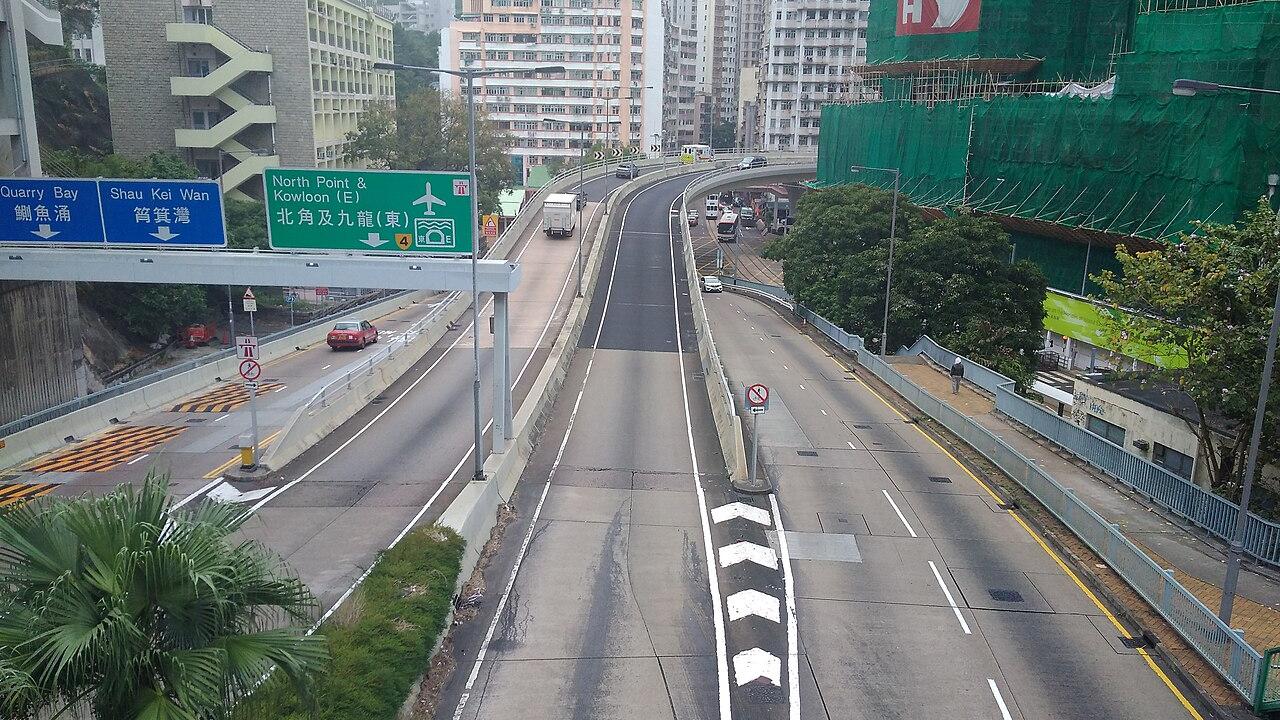 私家車東區走廊佔用快線，34歲男司機涉兩罪被捕。(維基百科圖片)