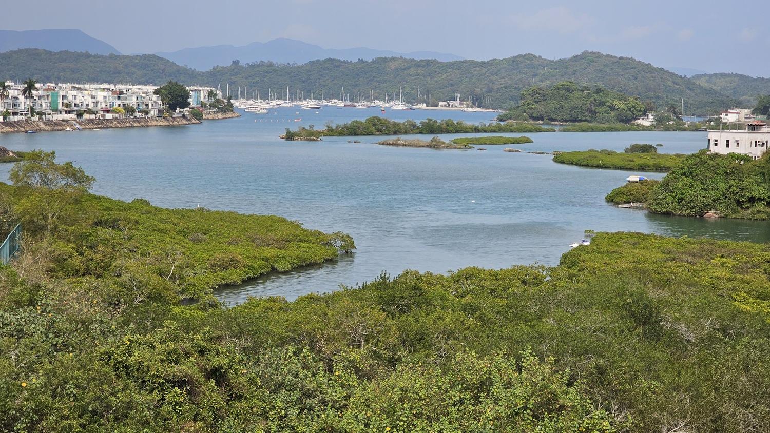 蠔涌頤養院環境優美，以「愛心關懷」聆聽長者需要，讓他們展露歡顏。