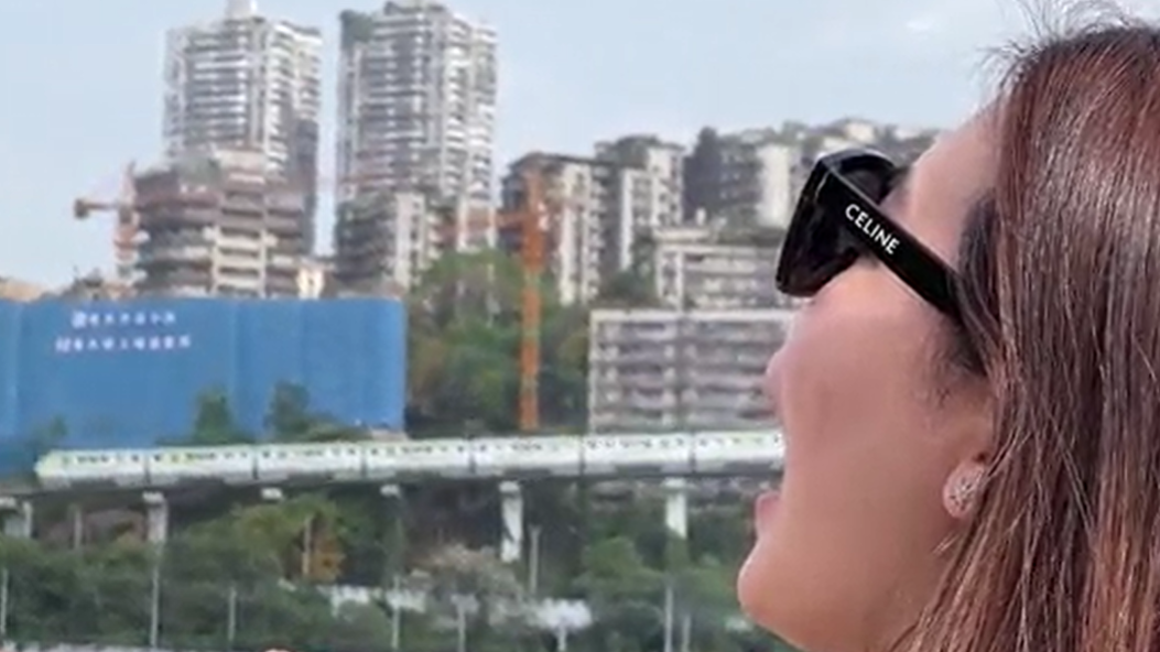 重慶「吞火車」成打卡點外媒也關注 民眾排排站江邊擘大口(有片)