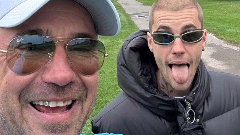 Justin Bieber極罕登父親合照 孖老婆笑住睇冰球