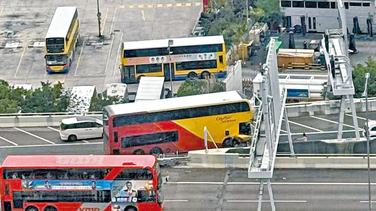 機場巴分岔口猛撼防撞欄 22人傷包括10歲童