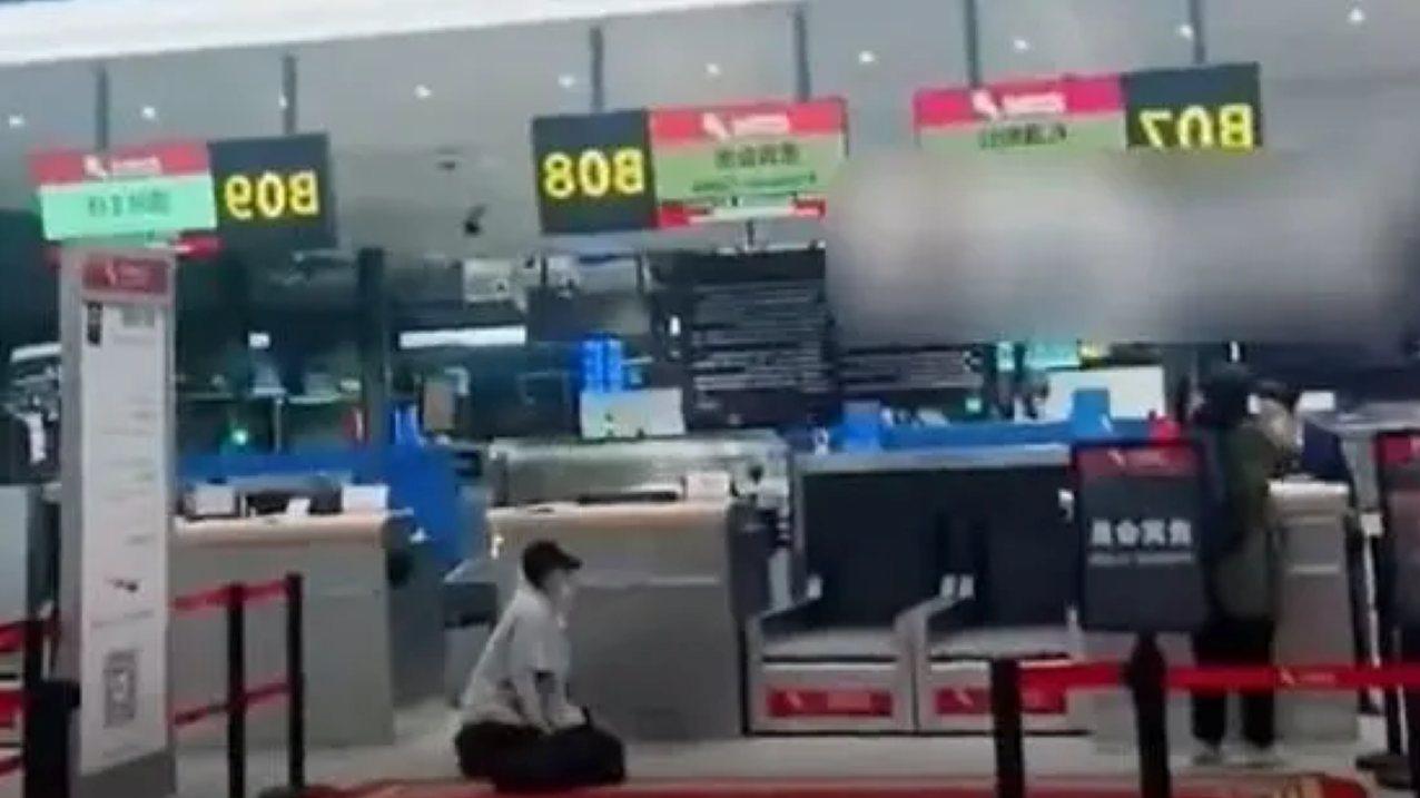 飛機起飛前20分才到登機被拒　內地女為親友跪地求饒大鬧機場