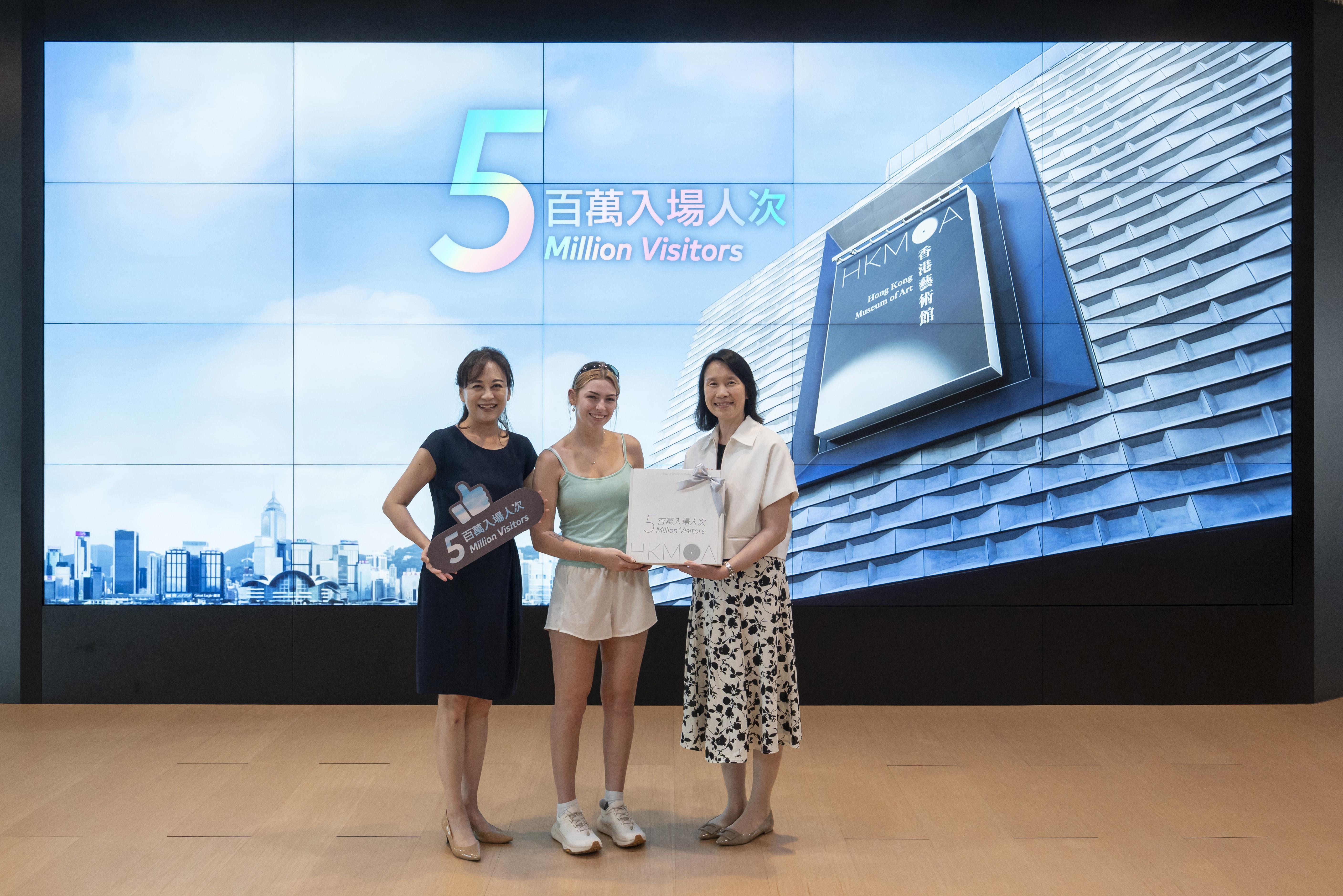 香港藝術館參觀人次破500萬，第500萬名訪客獲贈館藏設計瓷碟。(政府新聞處)