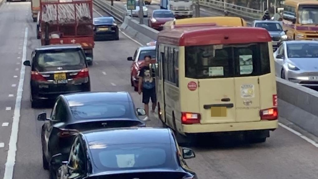 荃灣路3車相撞至少9人受傷(FB屯門公路塞車關注組圖片)