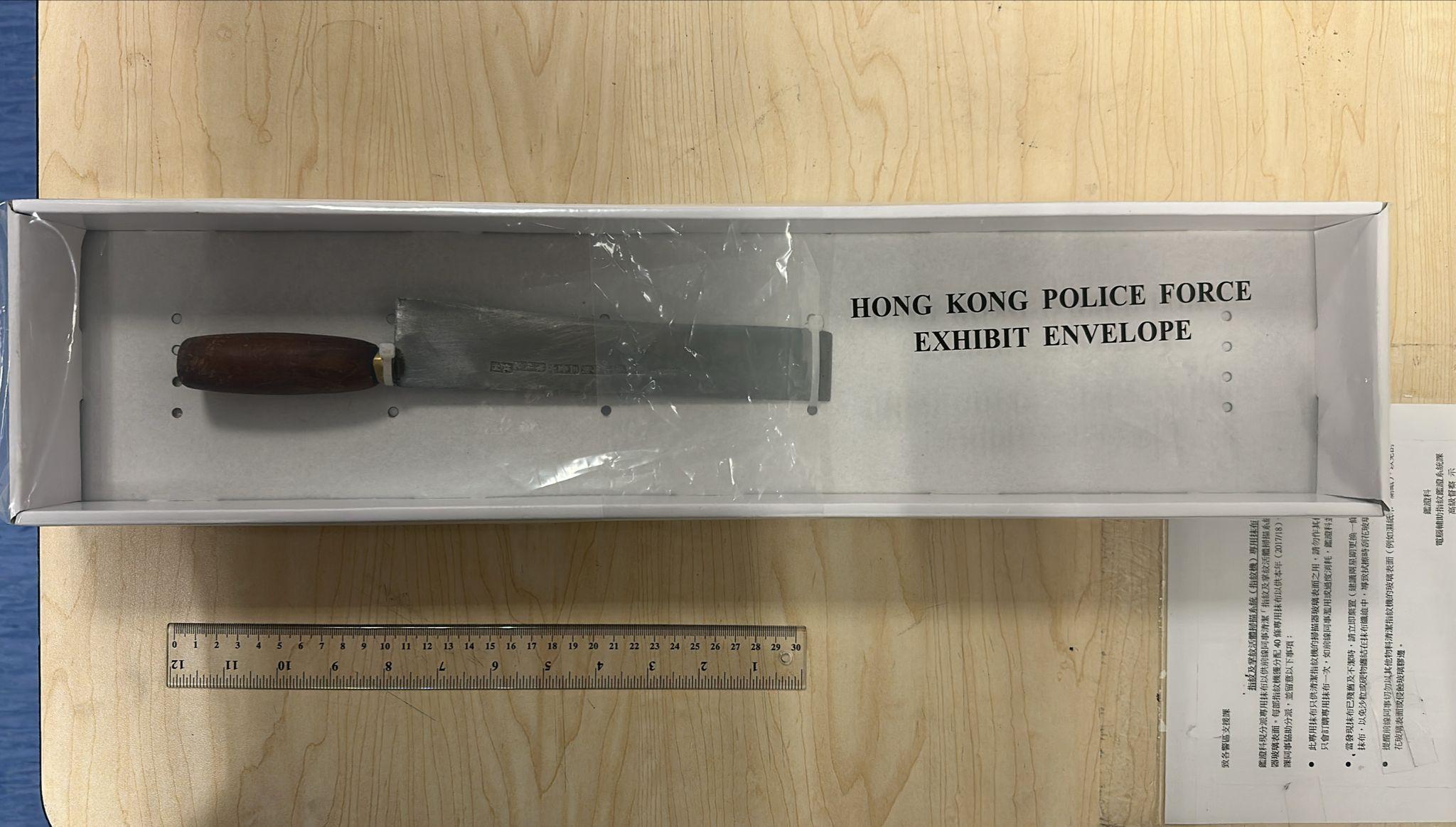 警西九截查可疑男女，檢西瓜刀及兩粒太空油煙彈。(警方圖片)