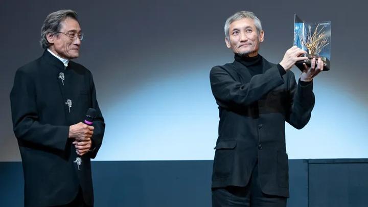 徐克獲頒遠東電影節終身成就獎 梁家輝拭淚頒獎