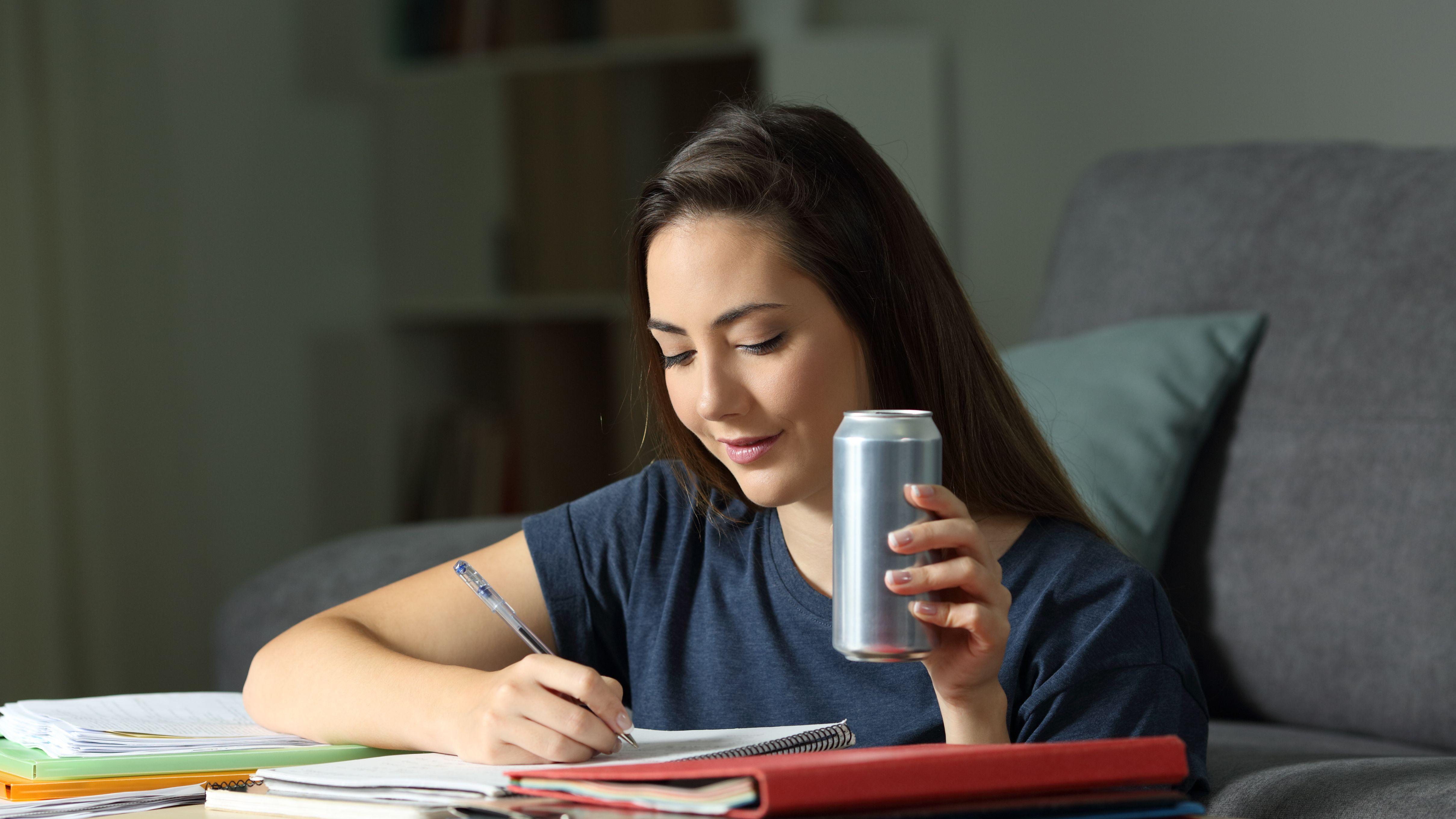 能量飲品 猝死 死亡風險 年輕人猝死 熬夜 健身