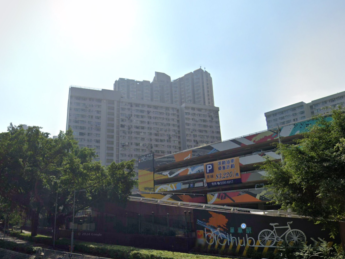 將軍澳景林邨男子墮樓亡，疑因欠債輕生。(Google街景截圖)