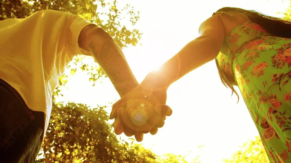 英國夫妻意外發現與丈夫是同父異母兄妹　兩人育有兩個孩子感無助