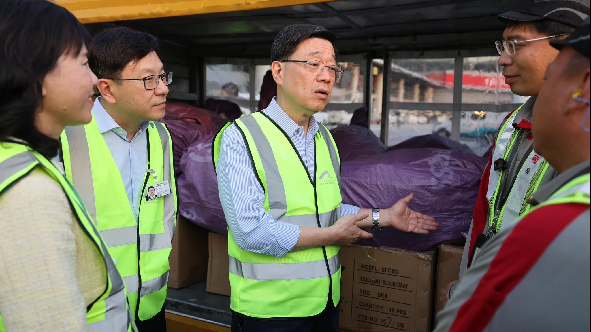 李家超日前到機場探望一眾機場勞工。(李家超FB)