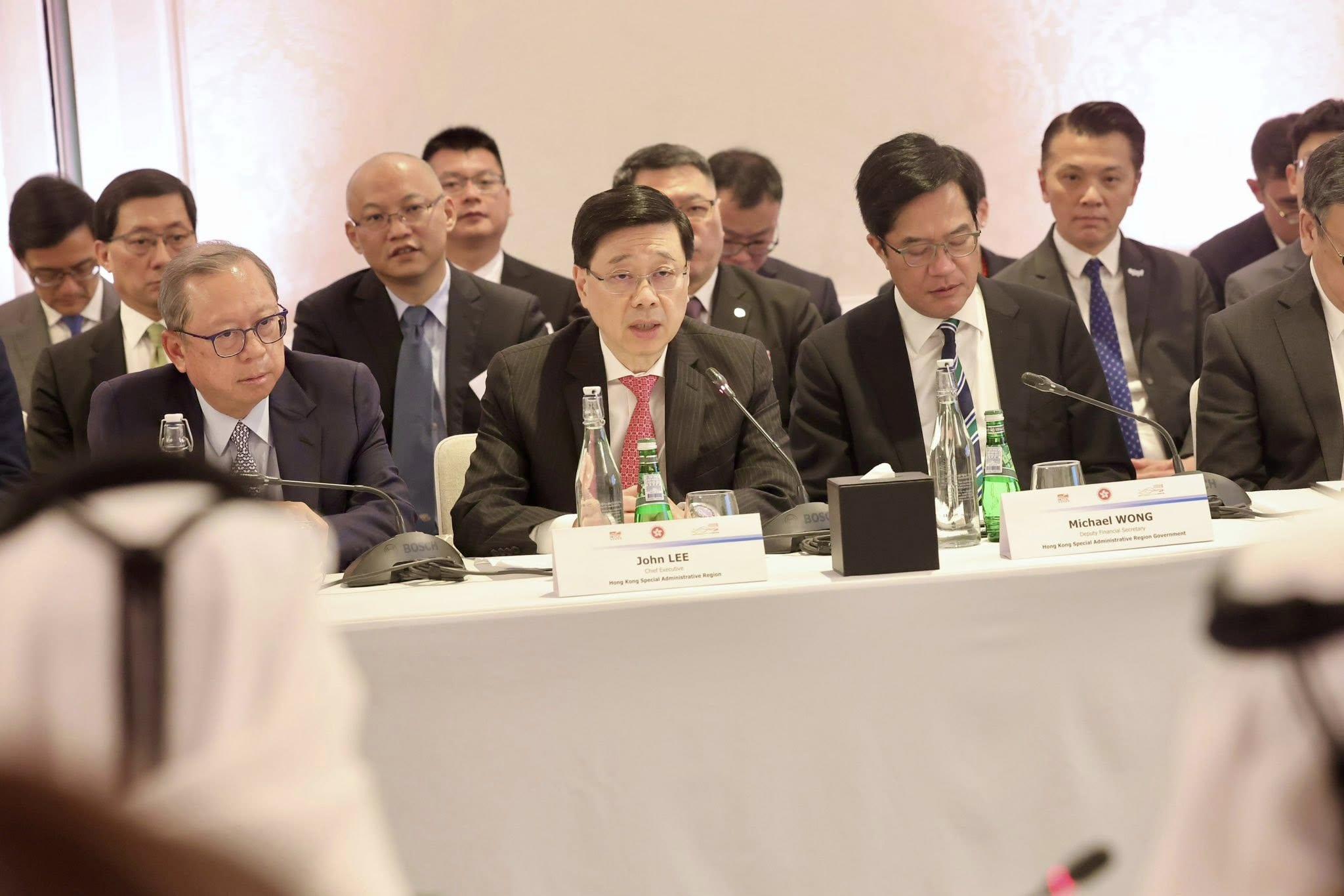 李家超率領香港與內地商貿代表團，今日亦出席了卡塔爾商人協會圓桌會議。(@fb 李家超 John KC Lee )