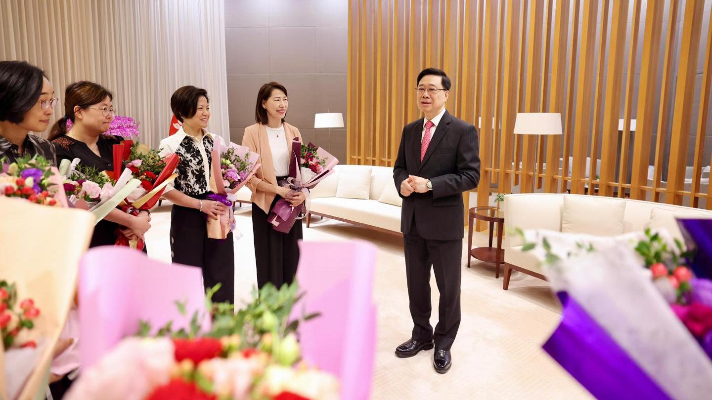 李家超向特首辦的媽媽同事贈送康乃馨。(李家超FB)