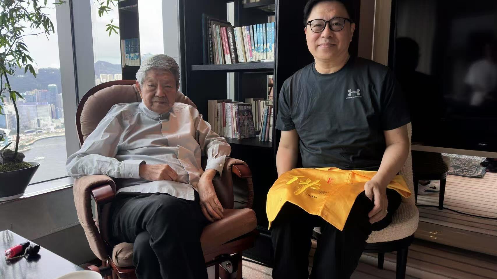 施仁毅上載與蔡瀾合照 同喝30萬普洱 