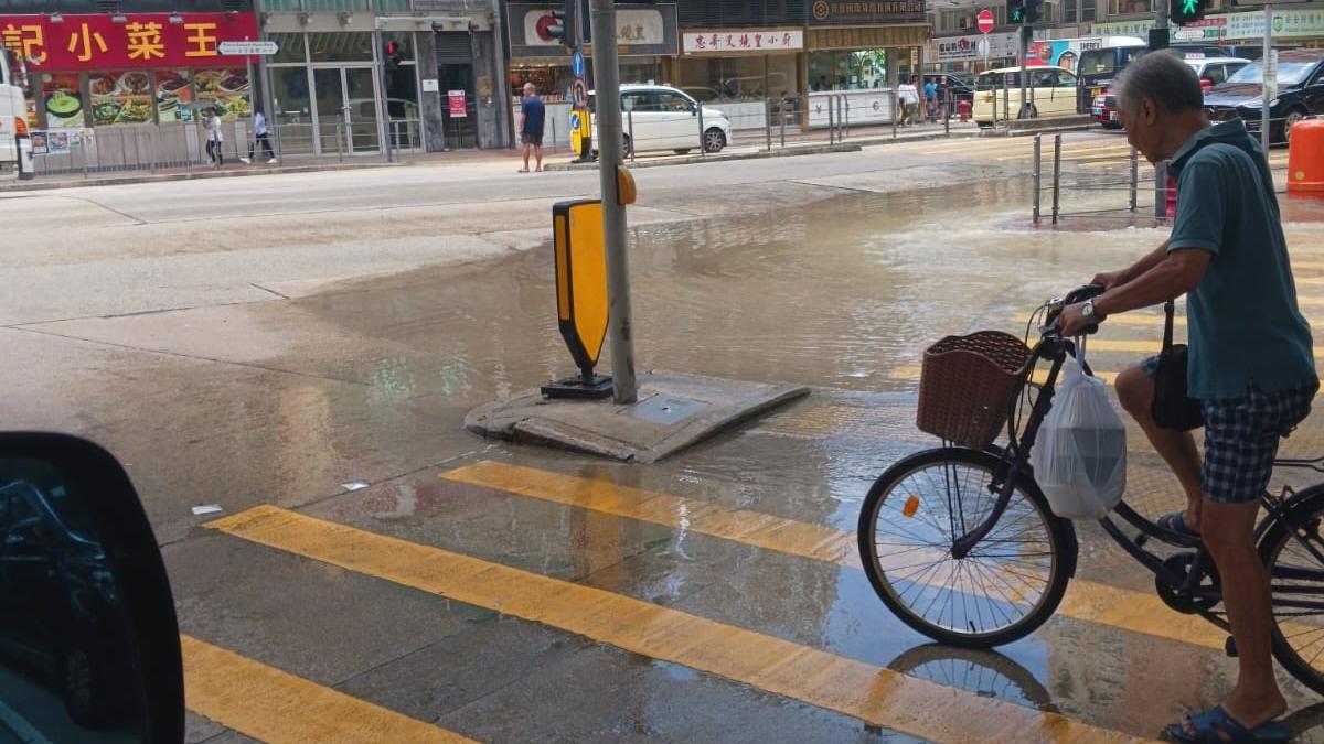 旺角太子道西發生爆水管事件。（fb「馬路的事 (即時交通資訊台)」圖片）